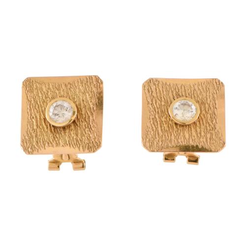 Pendientes cuadrados con diamantes.