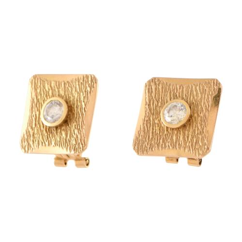 Pendientes cuadrados con diamantes.