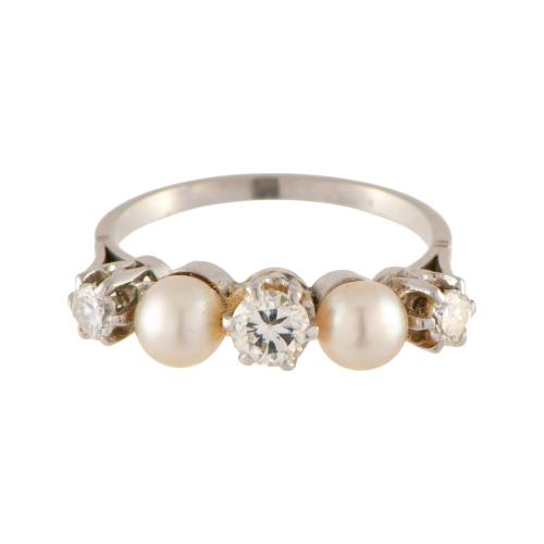 Anillo años 50 con perlas y diamantes.
