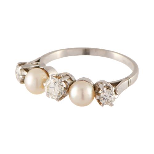 Anillo años 50 con perlas y diamantes.