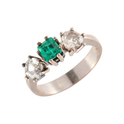Anillo añso 50 tresillo con esmeralda y diamantes. 