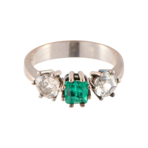 Anillo añso 50 tresillo con esmeralda y diamantes. 