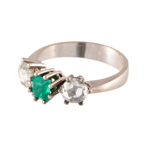 Anillo añso 50 tresillo con esmeralda y diamantes. 