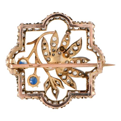 Broche noucentista en forma floral con diamantes y zafiros.