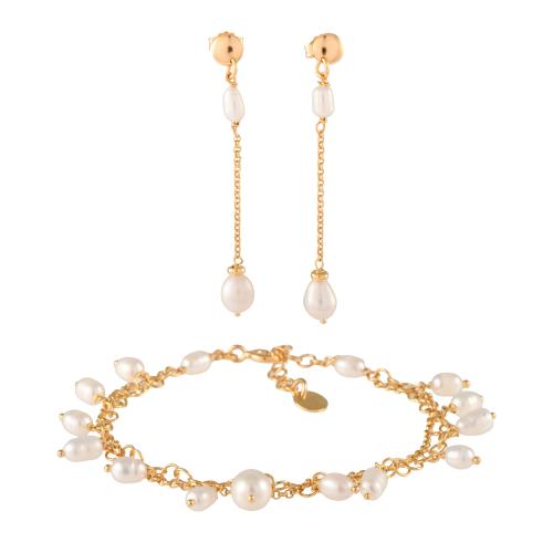 Pulsera y pendientes con perlas.