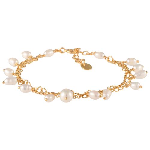 Pulsera y pendientes con perlas.