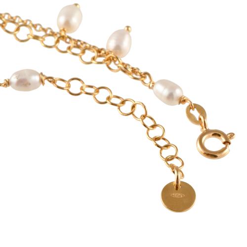 Pulsera y pendientes con perlas.