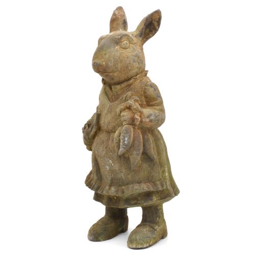 Escultura de jardín en forma de conejo siguiendo los modelos de Beatrix Potter, siglo XX. 