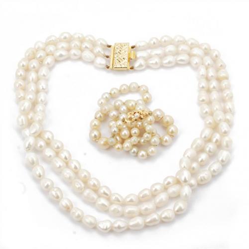 DOS COLLARES DE PERLAS.