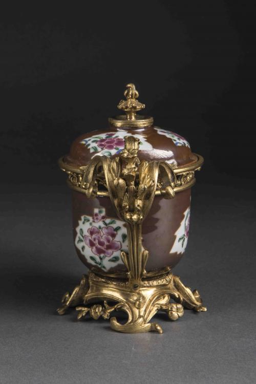 RECIPIENTE CON TAPA CHINO, DINASTÍA QING